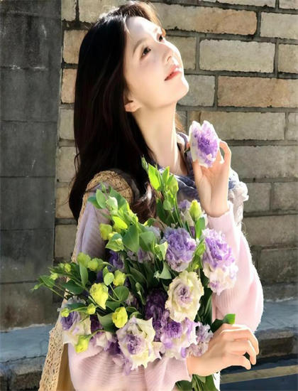 深度探索：《芭芭拉诺克斯，90岁》的艺术魅力与文化价值——一次全面的艺术分析